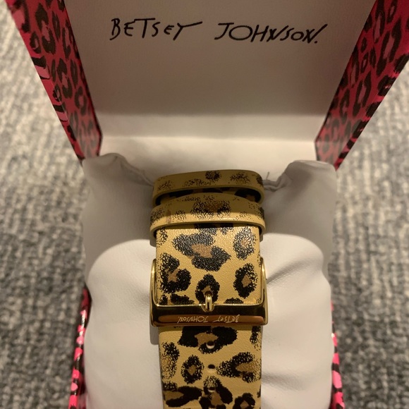 Betsy Johnson Leopard & Brass Buckle Strap Women’s Watch (EUC) - Picture 4 of 4